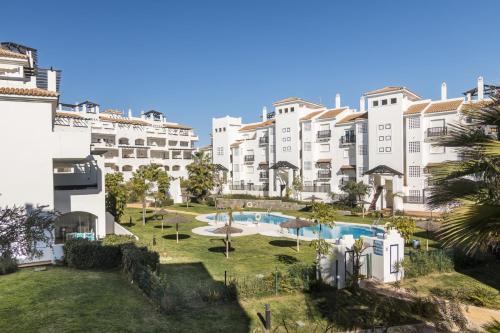 2197-Superb 2bedrooms in residence with pool!