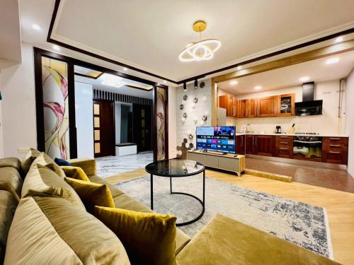 City Center Cozy 3Bedroom Apartment with Unique Design and Hot Tub , 2Bathroom, Middle of Center, By Republic Square