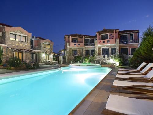 Bazén v ubytování Aeolis Apartments & Studios nebo v jeho okolí