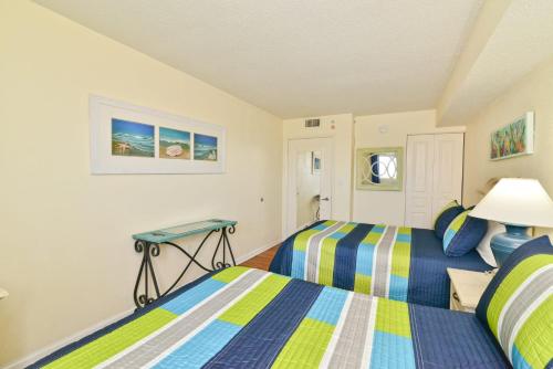 een slaapkamer met 2 bedden en een tafel bij Oceanfront TOP LOCATION MODERN RESORT Lazy River Huge Pool Oasis in Myrtle Beach