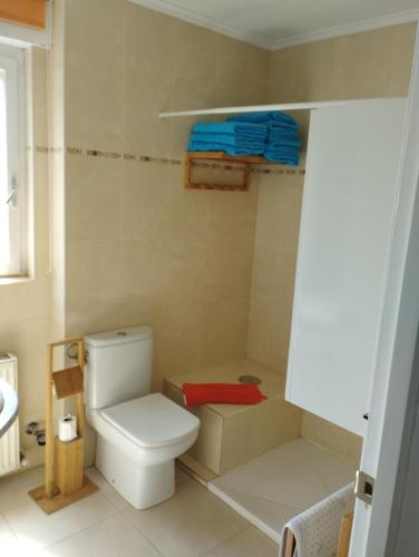 a bathroom with a toilet and some boxes in it at Apartamento Vicsus in Ajo