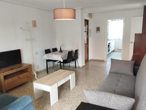 una sala de estar con un sofá y una mesa en Apartamento Vicsus, en Ajo