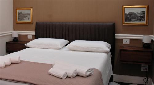 カターニアにあるBorgo Santa Caterinaのベッドルーム1室(ベッド1台、タオル2枚付)