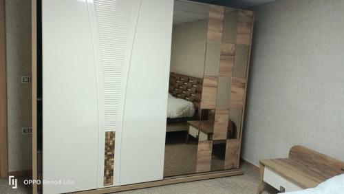 トラブゾンにあるSPRİNG livingのベッド付きの部屋の隅に鏡