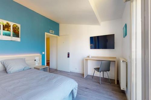 Schlafzimmer mit einem Bett, einem Schreibtisch und einem TV in der Unterkunft 06.Studio#Creteil#Loft#Cinéma#Exclusif in Créteil
