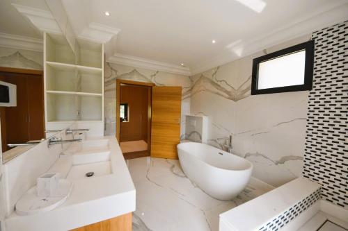 La salle de bains est pourvue de 2 lavabos, d'une baignoire et d'une baignoire. dans l'établissement Enjoy by MV Gallery Collection, à Cannes