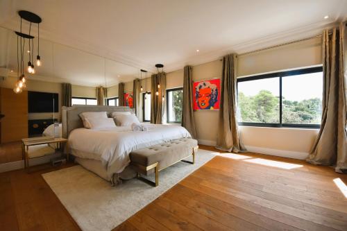 une chambre avec un grand lit et de grandes fenêtres dans l'établissement Enjoy by MV Gallery Collection, à Cannes