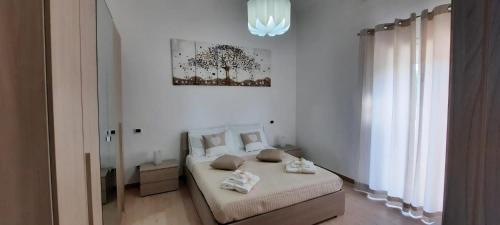 1 dormitorio con 1 cama con 2 almohadas en Holiday Home Dolia Center, en Dolianova