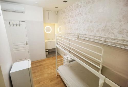 パリにあるCiel de Parisの二段ベッド1組、バスルームが備わる小さな客室です。