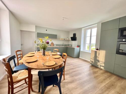 une cuisine et une salle à manger avec une table et des chaises dans l'établissement Les champs d'or ~ Magnifique Gîte 10 personnes, à Vouneuil-sur-Vienne