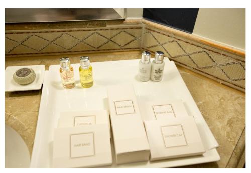 - une table blanche avec quatre bouteilles dans l'établissement Elin Hotel, à Jeju