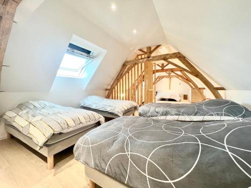 - 2 lits dans une chambre mansardée dans l'établissement Les champs d'or ~ Magnifique Gîte 10 personnes, à Vouneuil-sur-Vienne