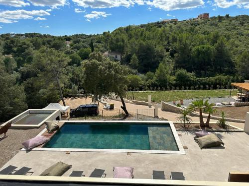une piscine avec vue sur une montagne dans l'établissement VILLA AVEC PISCINE LA GARRIGUE, à Nîmes