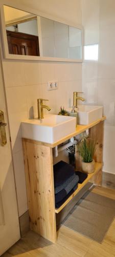 y baño con lavabo y espejo. en Francisco's Holiday Home, en Las Palmas de Gran Canaria