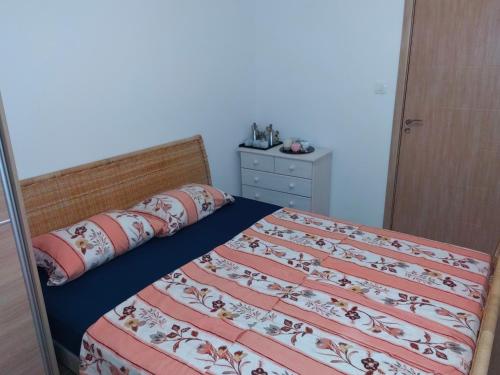 1 dormitorio con 1 cama con 2 almohadas en Stan na dan Niksic, en Nikšić