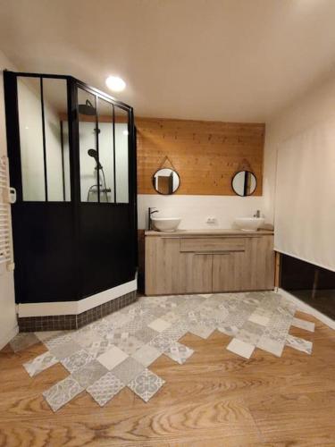 La salle de bains est pourvue d'une douche, d'un lavabo et d'une porte. dans l'établissement Appartement 65 m² proche pistes, à Bolquère-Pyrénées 2000