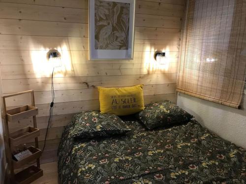 - une chambre avec un lit doté d'un oreiller jaune dans l'établissement Joli studio vue Mont Saint Clair, parking, ménage et linge de lit inclus, à Sète