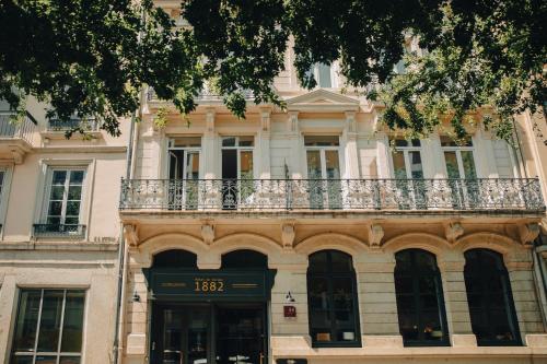 un bâtiment avec un balcon au-dessus dans l'établissement Hotel De Verdun 1882, BW Signature Collection, à Lyon