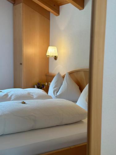 a bedroom with two beds with white pillows at Residence Aster in Solda