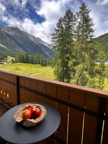 a bowl of apples on a table on a balcony at Residence Aster in Solda