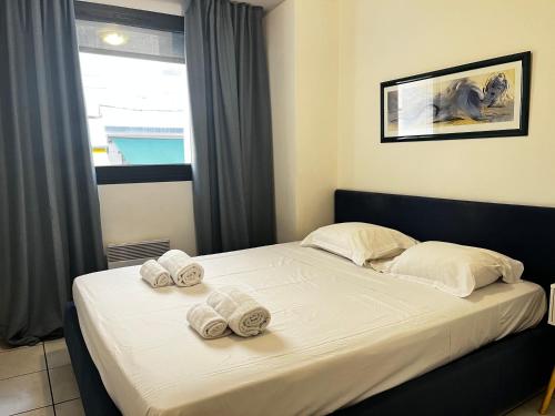 une chambre avec un lit avec des serviettes dessus dans l'établissement Cannes en plein cœur, à Cannes