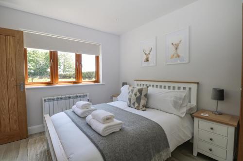 um quarto com uma cama com toalhas em Robins Nest em Fareham