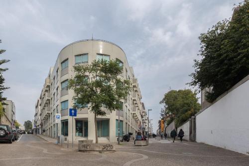 Host Wise - Deluxe Modern Flat w Balcony