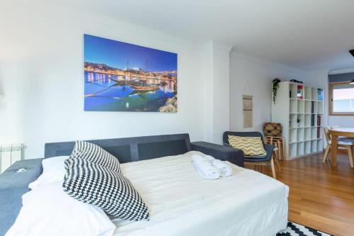 1 dormitorio con 1 cama con 2 toallas en Deluxe Modern Flat w/ Balcony by Host Wise en Oporto