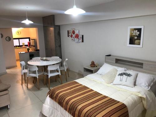 Schlafzimmer mit einem Bett und einem Tisch mit Stühlen in der Unterkunft Departamento del Parque in San Miguel de Tucumán