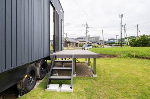 a picnic table on the back of a truck at FUKUOKA FUKUTSU MUNAKATA YUSUKE HOUSE in Kōnominato