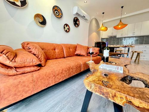 een woonkamer met een bank en een tafel bij Infinity Suites in Fethiye
