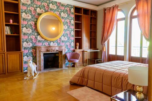 沃蓋拉的住宿－B&B LA VILLA，卧室配有一张床,墙上设有镜子