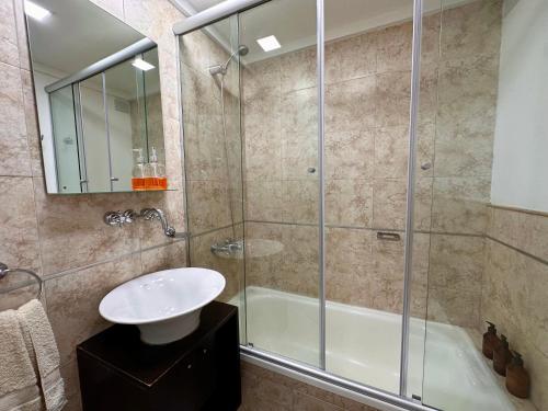 a bathroom with a glass shower and a sink at Modern&Nordic Apartament Lomitas (2 ambientes) in Lomas de Zamora