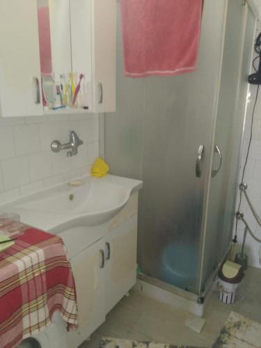 een badkamer met een wastafel en een douche bij Çanak tatil sitesi in Mersinli