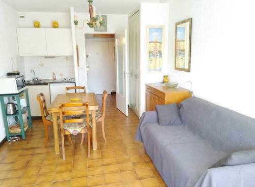 Photo de la galerie de l'établissement STUDIO Climatisé proche plage 4 PERS, à Cavalaire-sur-Mer