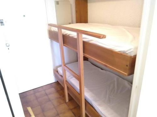 a couple of bunk beds in a room at STUDIO Climatisé proche plage 4 PERS in Cavalaire-sur-Mer