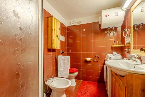 un baño con inodoro y lavabo en CASA ALICE - Comfort in Ottima Posizione - LA THUILE 0076, en La Thuile