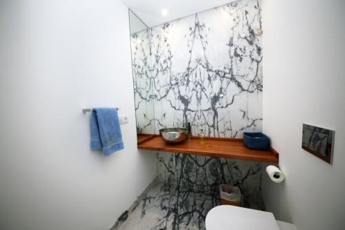 a bathroom with a white and black marble wall at Luxury Oceanview Villa with Private Pool in Ericeira