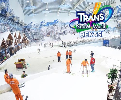 - un groupe de personnes à skis dans une station de ski dans l'établissement Transpark Juanda by 21 Room, à Bekasi