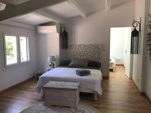 Un dormitorio con una cama grande y una ventana en La Balouvière Villa entre Cévennes et Provence, en Laudun