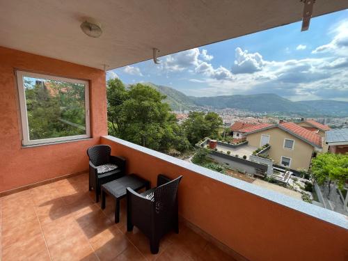 un balcone con sedie e vista sulla città di MD Apartments a Mostar