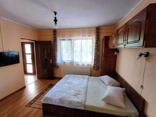 ソバタにあるCasa Sallaiのベッドルーム(大型ベッド1台、窓付)