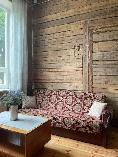 uma sala de estar com um sofá e uma mesa em Võhma Külamaja em Võhma