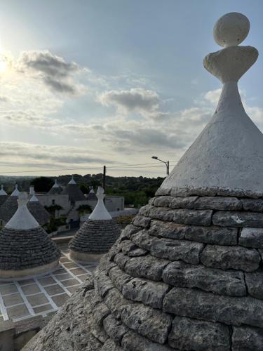 - une vue depuis le toit en pierre dans l'établissement Trulli Balè, à Locorotondo