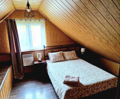 a bedroom with a bed and a window at Kwatery u Pączka in Bukowiec