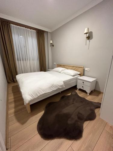 ein Schlafzimmer mit einem Bett und einem Teppich auf dem Boden in der Unterkunft Taşköprü Suit Bungalov in Hemşin