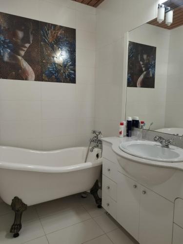 RIVER side - classic في أونانغ: حمام أبيض مع حوض ومغسلة