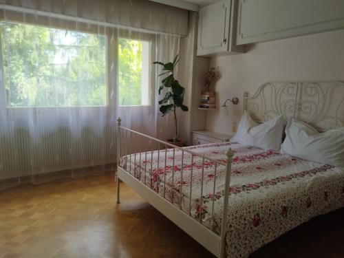1 dormitorio con cama y ventana en RIVER side - classic, en Huningue