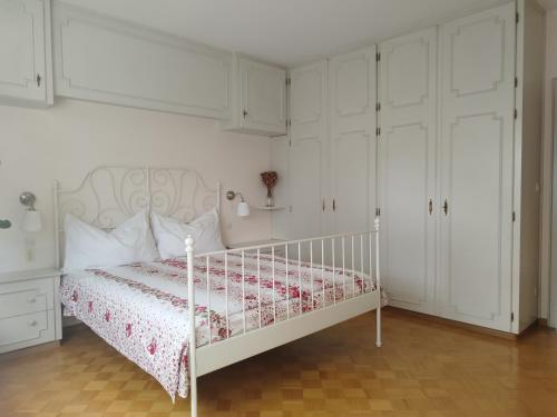 RIVER side - classic في أونانغ: غرفة نوم بسرير ابيض و دواليب بيضاء