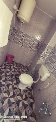 a bathroom with a toilet and a sink at Hotel O POP Rohi Homestay in Gāndarbal